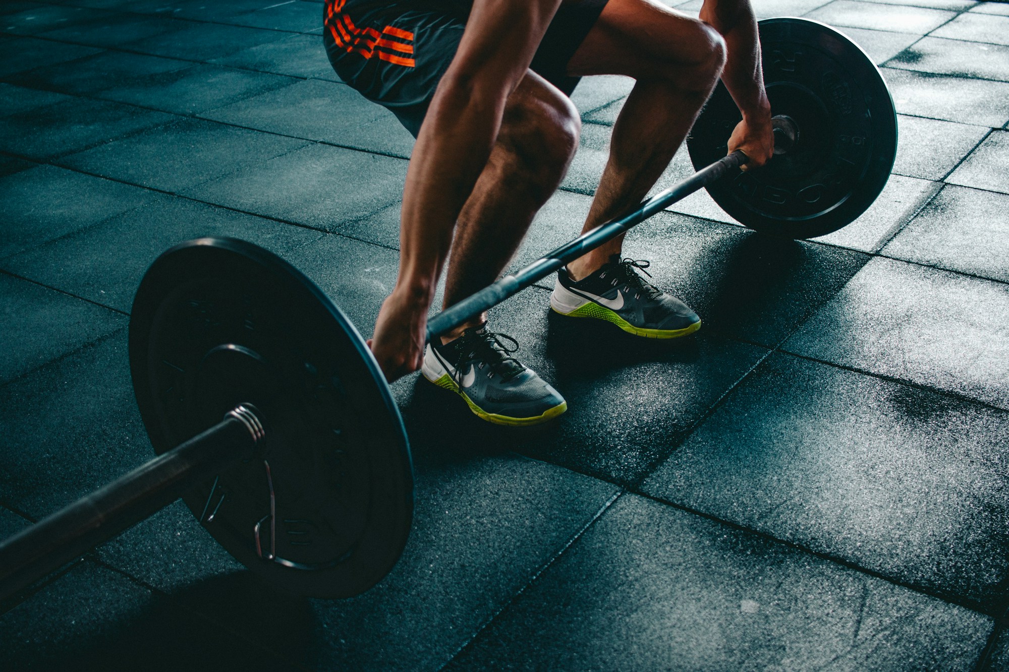 Atleta trabajando la fuerza en una sesión de entrenamiento